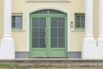 Grüne Eingangstür eines Hauses