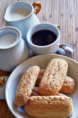 fare colazione in casa con latte, caffè e biscotti
