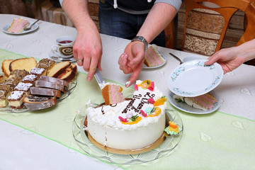 Tort urodzinowy i ciasta na stole.