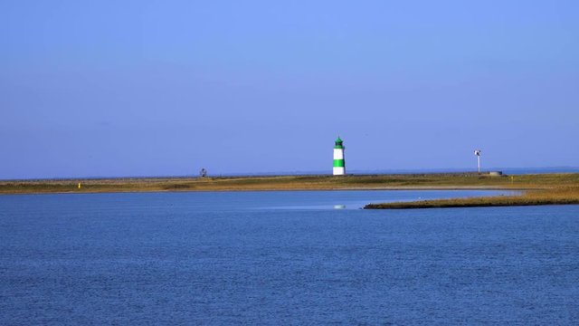 Leuchtturm im Meer blaue See und blauer Himmel Entspannung pur