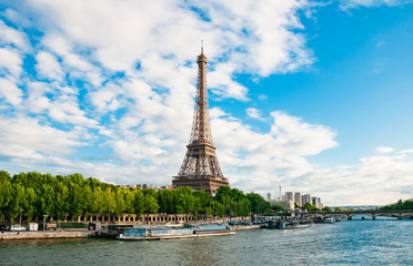 Fototapeta na wymiar The Eiffel Tower and seine river in Paris, France