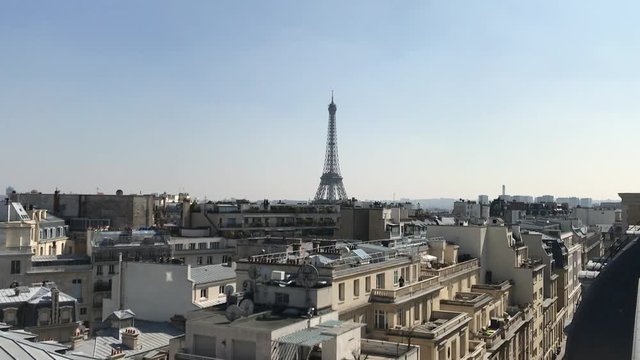 Tour Eiffel à Paris, vue depuis un toit d'immeuble