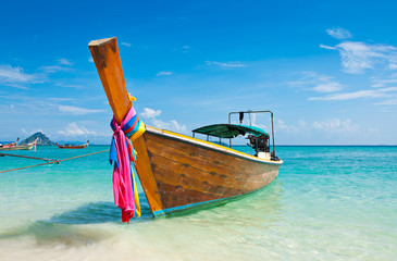 Obraz premium Long tailed boat at Phi-phi island in Thailand