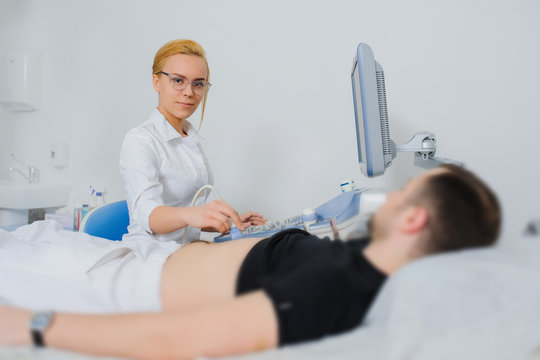  doctor examine a patient abdomen usg