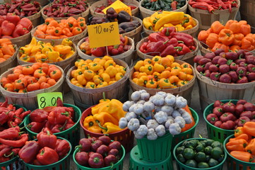 Körbe mit Paprika auf einem Markt in Montreal, Quebec, Kanada