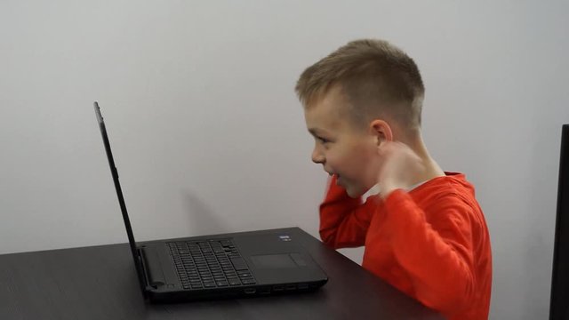 chłopiec i laptop