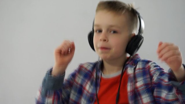 chłopiec ze słuchawkami 