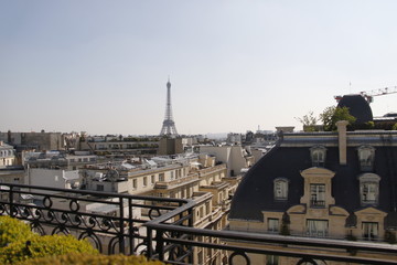 Fototapeta na wymiar Tour Eiffel vue depuis un balcon à Paris