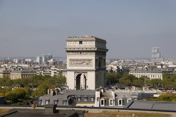 Fototapeta na wymiar Arc de Triomphe, vue depuis un toit d'immeuble à Paris