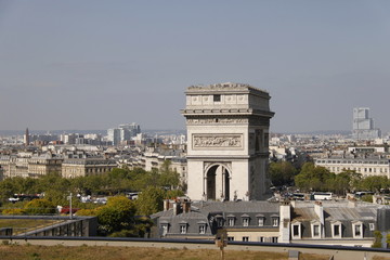 Arc de Triomphe à Paris, vue depuis un toit d'immeuble