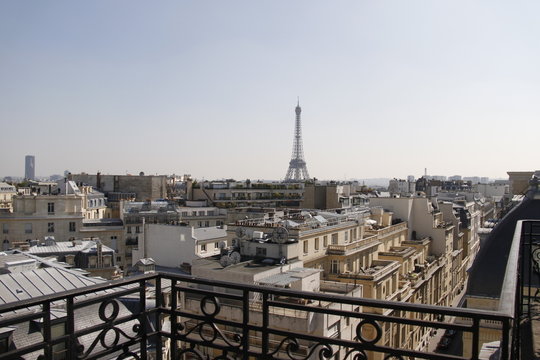 Tour Eiffel vue depuis un balcon &agrave; Paris
