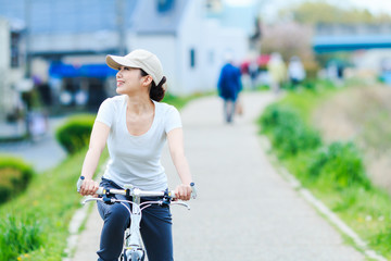 自転車に乗っている女性,サイクリング
