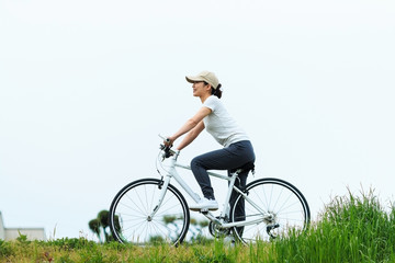 Fototapeta premium 自転車に乗っている女性,サイクリング