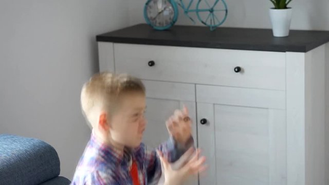 chłopiec bije brawo