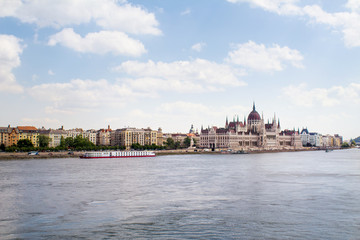 Obraz premium Budapest landscape and House of Parliament behind the river