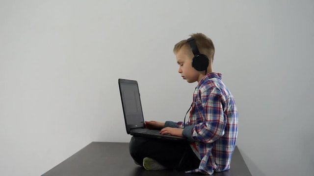 chłopiec z laptopem
