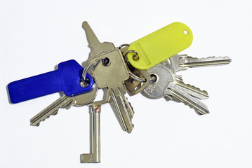vecchio mazzo di chiavi, isolato su sfondo bianco