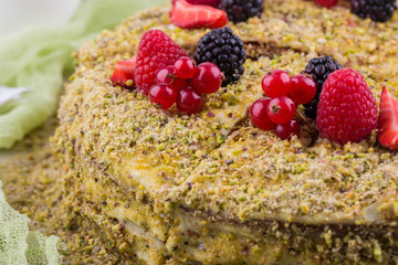 Cake pistachio with berries on the basis of caramelized pistachios and cream cheese