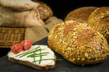 Körnerbrot mit Dekoration 