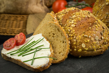 Körnerbrot mit Dekoration 