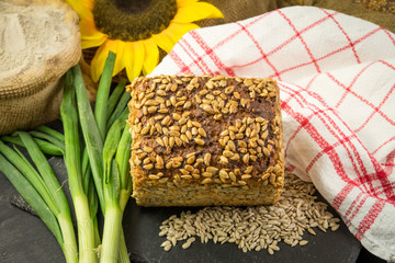 Dinkelbrot mit Dekoration