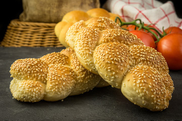 Hefezopf mit Sesam