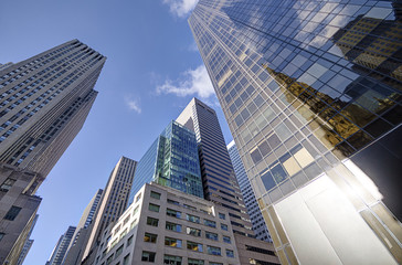 Fototapeta na wymiar Tall skyscraper in New York city, blue sky in background.