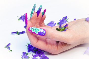 Nails decorated with floral arrangements for a colorful spring and a beautiful summer