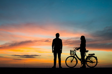 Obraz premium Silhouette young couple in love enjoy good time together during sunset.