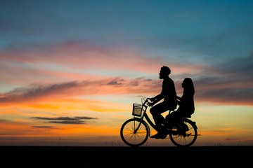 Obraz premium Silhouette young couple in love enjoy good time together during sunset.