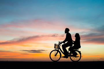Plakat Silhouette young couple in love enjoy good time together during sunset.
