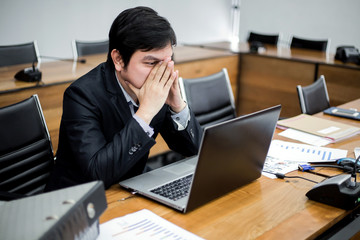 Obraz premium businessman tired or stressed in the office after his work. stressed businessman concept.