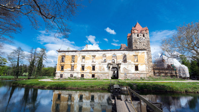Fassade, Eingang von Ruine Pottendorf, Nieder&ouml;sterreich