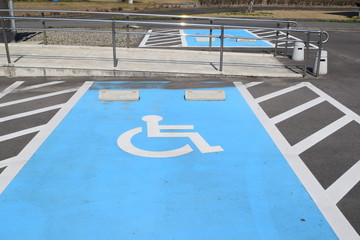 障害者用駐車場 車椅子マーク