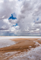 Regen und Wolken über einer Salzpfanne in der südlichen Kalahari bei Koes, Namibia