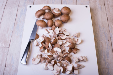 frische geschnittene Champignons auf weissem Hintergrund