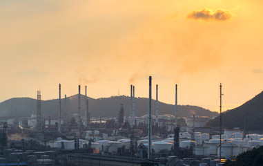 Obraz premium Twilight of oil refinery ,Oil refinery and Petrochemical plant at dusk ,Thailand