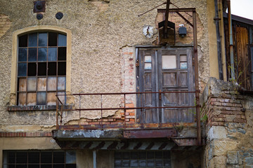 Altes Haus mit verfallener Holztür