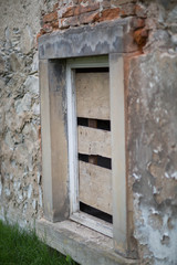 Altes Haus mit verfallener Holztür