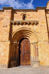 Puerta lateral de la Iglesia de San Pedro, Ávila (España)