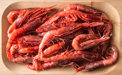 gamberi rossi di sicilia in piatto legno