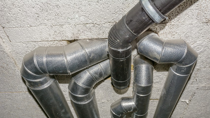Installation der Leitungen im Haus Wasser und Lüftung