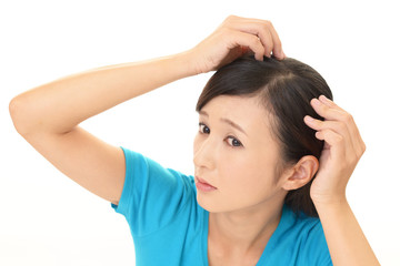 Naklejka premium ヘアケアに不満な女性
