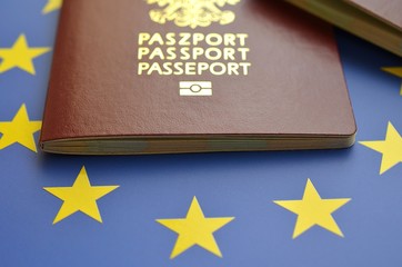 Paszport na tle flagi UE