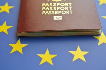 Paszport na tle flagi UE - obrazy, fototapety, plakaty
