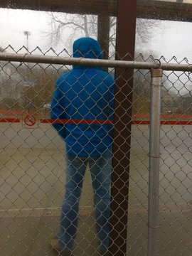 homme sous la pluie