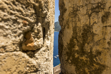 sbirciare attraverso le mura