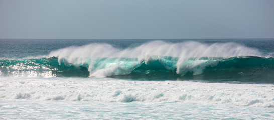 Breaking Waves, Banzai Pipeline, north-west Oahu, Hawaii