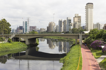 Obraz premium Marginal Pinheiros, Pinheiros river, Estaiada bridge - Sao Paulo, Brazil