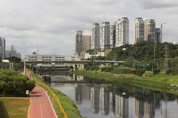 Obraz premium Marginal Pinheiros, Pinheiros river, Estaiada bridge - Sao Paulo, Brazil